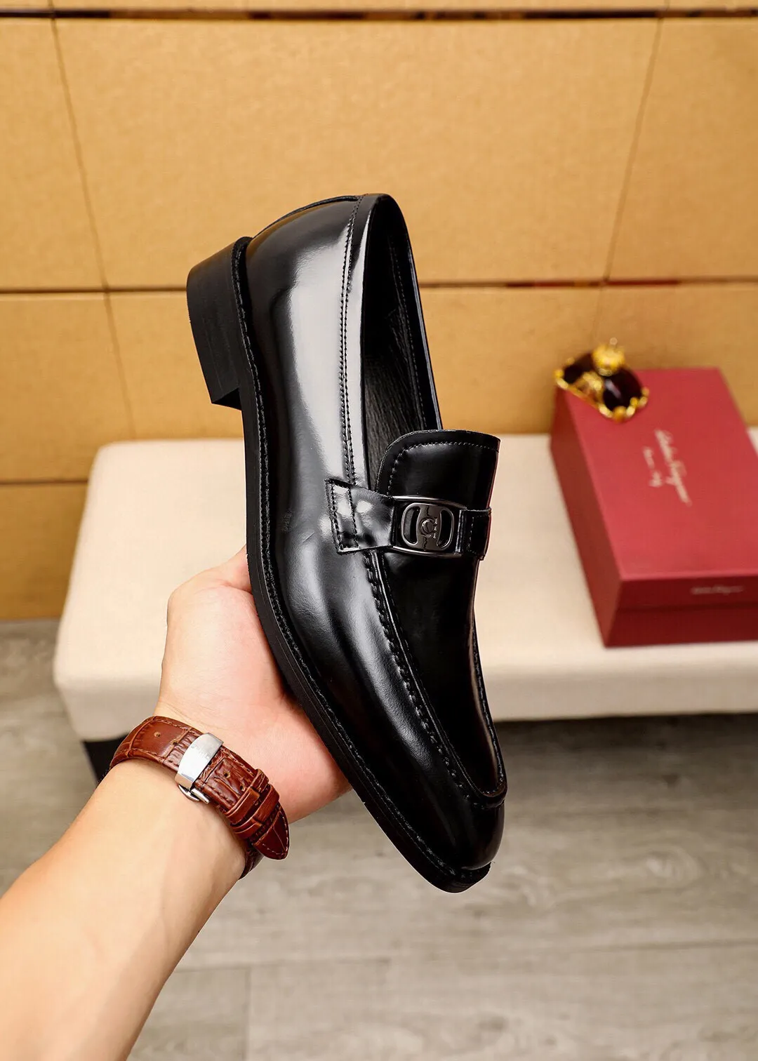 Men's shoes 💰400 💐 Product trademark: Ferragamo "Ferragamo" casual leather shoes Regular size: 39-44 (38.45.46🉑️Customized) Product materials: Selected imported open-edge beaded calfskin upper + classic hardware buckle, imported pig leather lining. Strong three-dimensional visual effect, non-slip and wear-resistant combination outsole Color: 1⃣️color optional